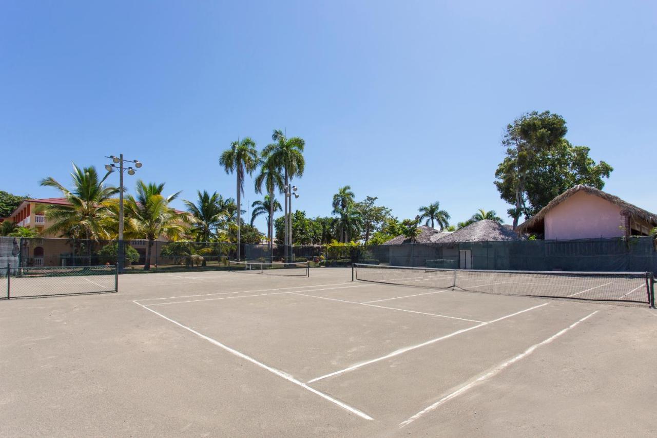 Be Live Collection Marien Otel Puerto Plata Dış mekan fotoğraf Tennis court at the club